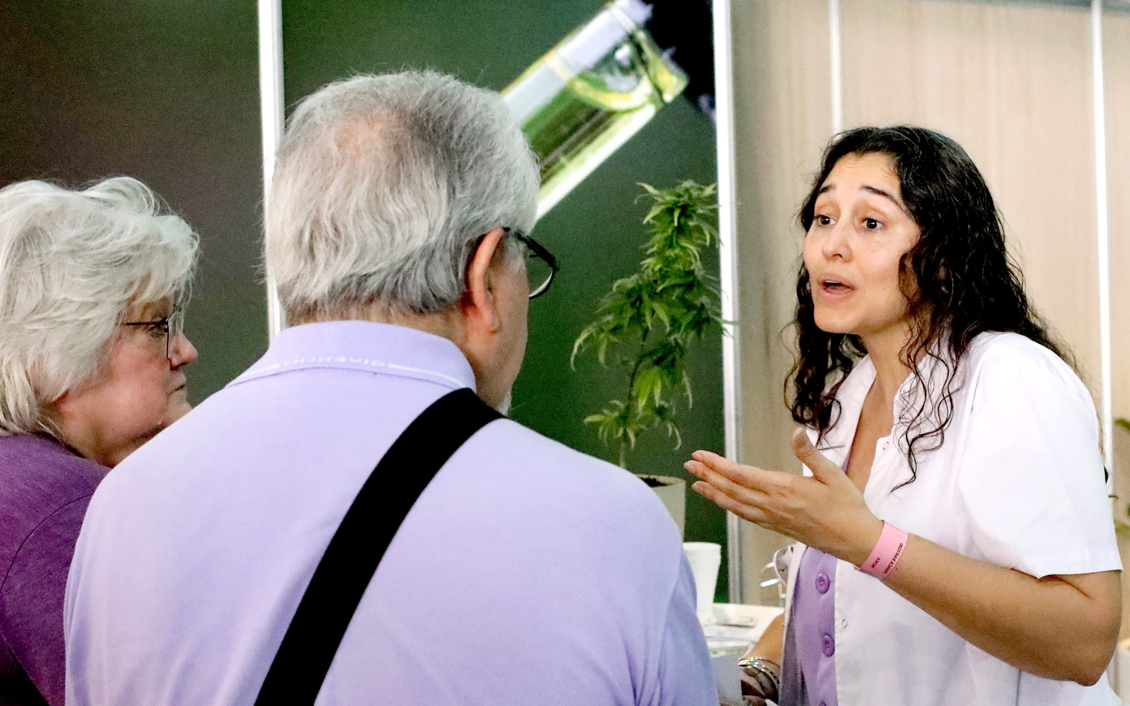 Profesional brindando información sobre cannabis medicinal