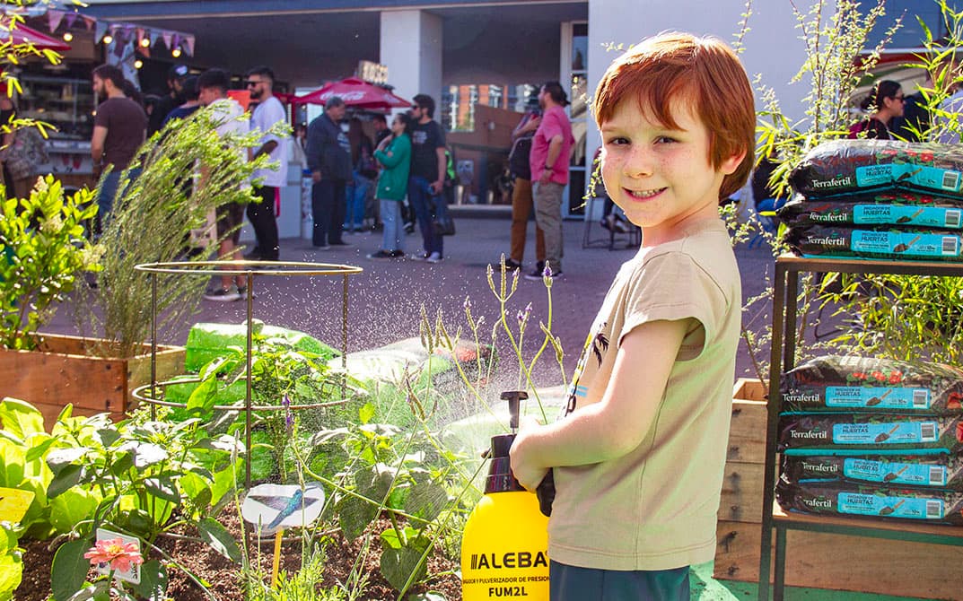Niño participando de una actividad de huerta