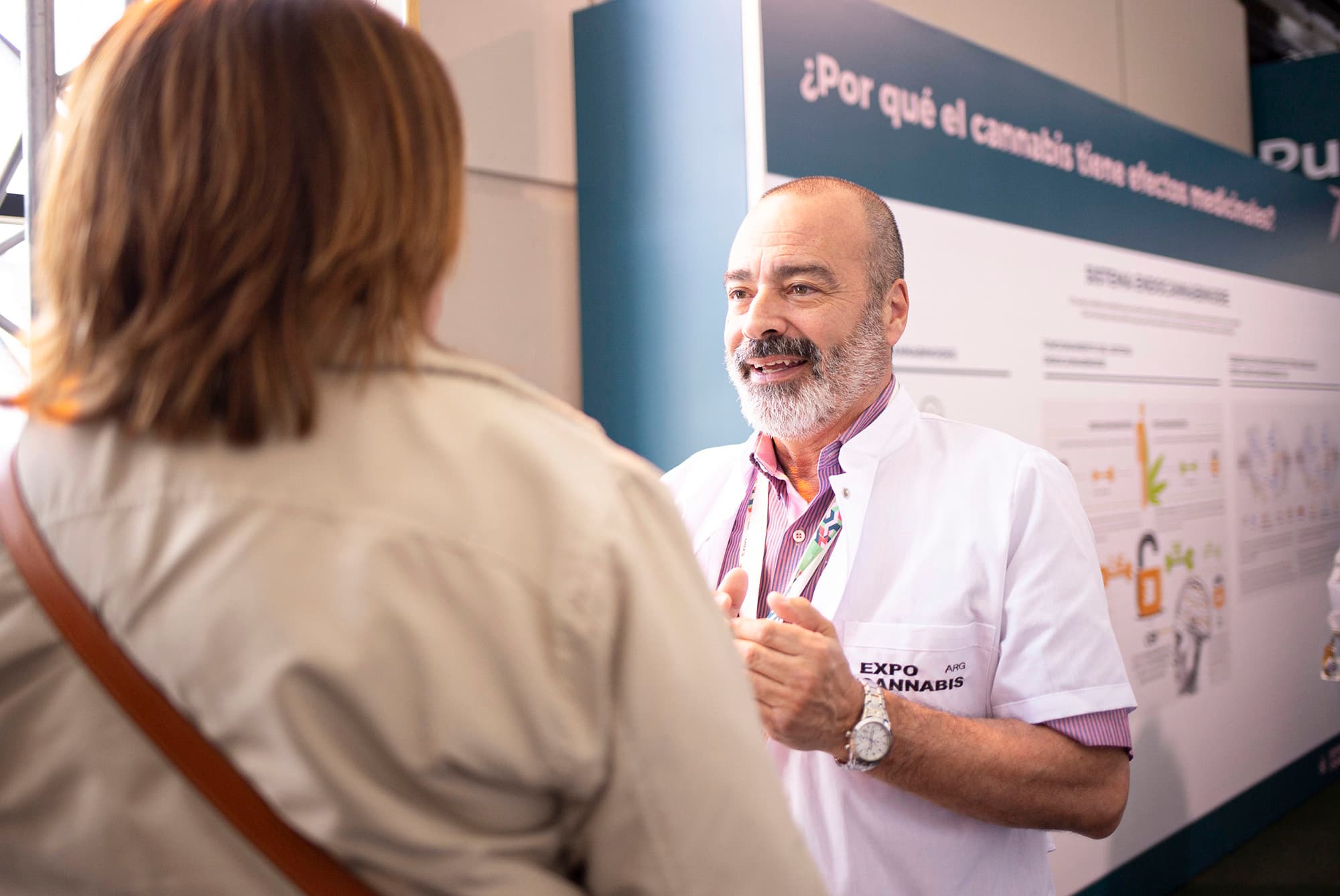 Profesional de salud conversando con una visitante